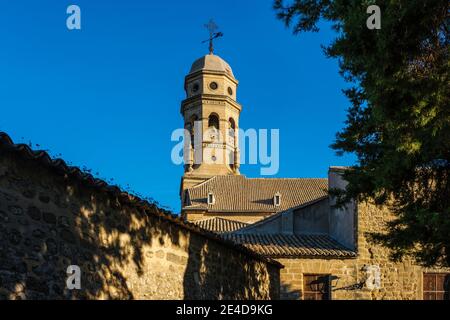 Kopfsteinpflasterstraßen in der Catedral de la Natividad de Nuestra Señora. Kathedrale im Renaissance-Stil auf der Plaza Santa Maria. Baeza, Provinz Jaén. Südliches Andalu Stockfoto