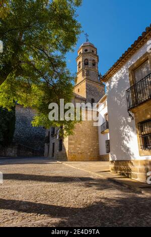 Kopfsteinpflasterstraßen in der Catedral de la Natividad de Nuestra Señora. Kathedrale im Renaissance-Stil auf der Plaza Santa Maria. Baeza, Provinz Jaén. Südliches Andalu Stockfoto