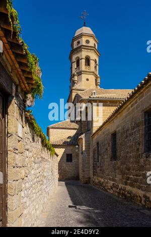 Kopfsteinpflasterstraßen in der Catedral de la Natividad de Nuestra Señora. Kathedrale im Renaissance-Stil auf der Plaza Santa Maria. Baeza, Provinz Jaén. Südliches Andalu Stockfoto