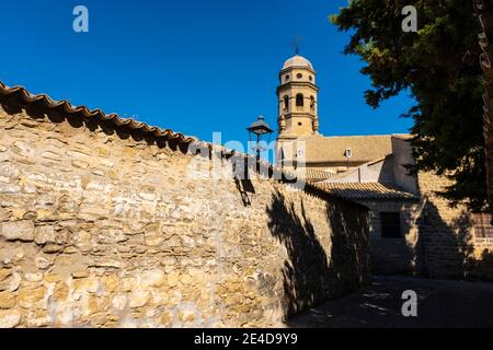 Kopfsteinpflasterstraßen in der Catedral de la Natividad de Nuestra Señora. Kathedrale im Renaissance-Stil auf der Plaza Santa Maria. Baeza, Provinz Jaén. Südliches Andalu Stockfoto