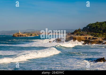 El Camello Beach Und Mouro Island. Santander, Kantabrische See, Kantabrien, Nordspanien, Europa Stockfoto