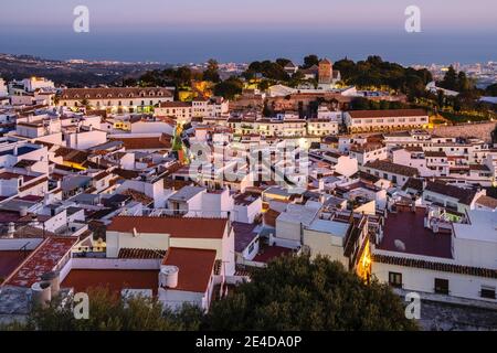 Stadtbild. Weißes Dorf Mijas Pueblo in der Dämmerung. Provinz Malaga, Costa del Sol. Andalusien Südspanien, Europa Stockfoto