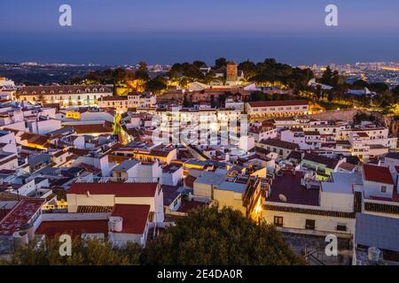 Stadtbild. Weißes Dorf Mijas Pueblo in der Dämmerung. Provinz Malaga, Costa del Sol. Andalusien Südspanien, Europa Stockfoto