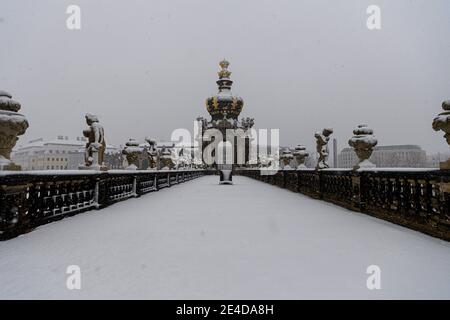 Dresden, Deutschland. Januar 2021. Die lange Galerie im Dresdner Zwinger vor dem Kronentor ist heute Morgen schneebedeckt. Quelle: Robert Michael/dpa-Zentralbild/dpa/Alamy Live News Stockfoto