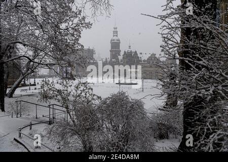 Dresden, Deutschland. Januar 2021. Morgens schneit es auf dem Theaterplatz mit der Hofkirche (l-r), der Reiterstatue von König Johann, dem Hausmannsturm, dem Residenzschloss, der Schinkelwache und dem Zwinger. Quelle: Robert Michael/dpa-Zentralbild/dpa/Alamy Live News Stockfoto