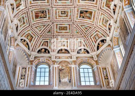 Innenraumgemälde auf der monumentalen Treppe des Santiago Hospital von Architekt Andres de Vandelvira, Ubeda, UNESCO-Weltkulturerbe. Jaen Stockfoto