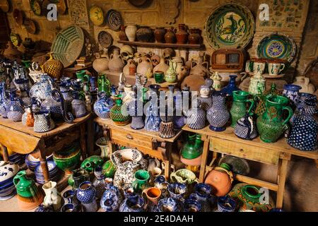 Tito-Keramik. Ausstellung von Keramik und Keramik im Innenhof Laden, Ubeda, UNESCO-Weltkulturerbe. Provinz Jaen, Andalusien, Süd-Süd Stockfoto