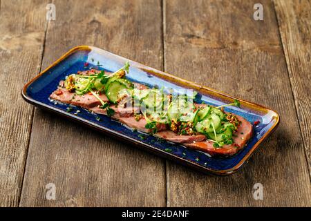 Geschnittene Tataki Roasted Beef Zunge mit Algen chuka Stockfoto