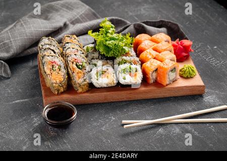Seitliche Ansicht Sushi-Rolle mit Sojasauce sortiert Stockfoto