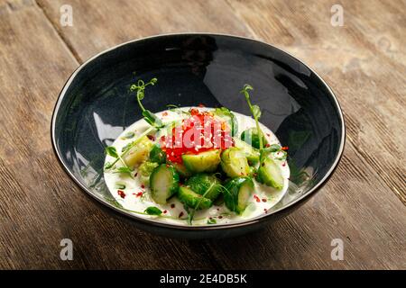 Rosenkohl mit Kaviar in einer schwarzen Schüssel Stockfoto