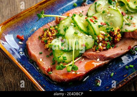 Geschnittene Tataki Roasted Beef Zunge mit Algen chuka Stockfoto