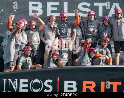Auckland, Neuseeland, 23. Januar 2021 - INEOS Team UK feiert an Bord ihrer Yacht Britannia, nachdem es das italienische Team Luna Rossa Prada Pirelli besiegt hat, um direkt zum Prada Cup Finale im Waitemata Hafen in Auckland zu gelangen. INEOS CEO Sir James Ratcliffe (oben Mitte) schließt sich Skipper Sir Ben Ainslie (unten 2. Von rechts) und Teammitgliedern nach ihrem Sieg an Bord an. Kredit: Rob Taggart/Alamy Live Nachrichten Stockfoto