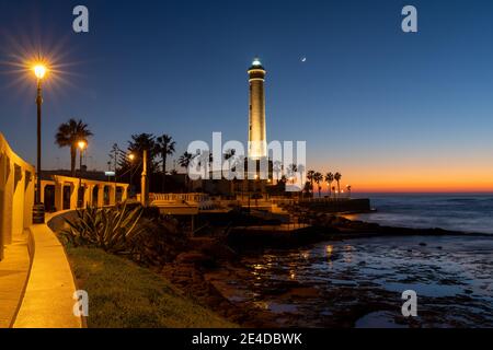 Eine horizontale Ansicht des Leuchtturms Chipiona in Andalusien Sonnenuntergang Stockfoto