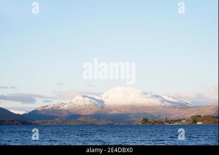 Ben Lomond Blick vom loch im Winter mit Schnee Spitze Stockfoto