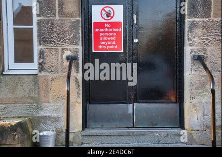 Das Gebäude war geschlossen, es gab kein Schild an der Gebäudetür Stockfoto