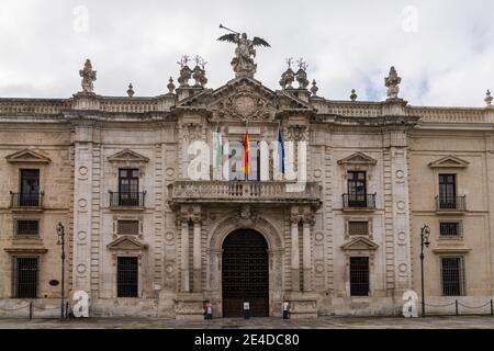 Sevilla, Spanien - 10. Januar 2021: Das Hauptgebäude der Universität von Sevilla Stockfoto