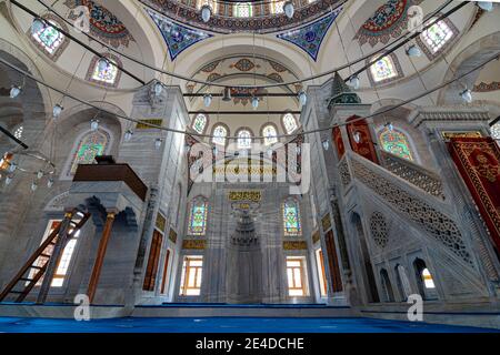 Innenraum der Sokolu Mehmet Pasa Moschee in Beyoglu Istanbul. Osmanische Architektur. Moscheen von Istanbul. Islamischer Hintergrund. Moschee-Architektur. HDR p Stockfoto