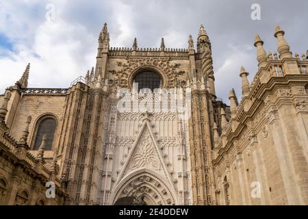 Sevilla, Spanien - 10. Januar 2021: Detailansicht der historischen Kathedrale von Sevilla Stockfoto