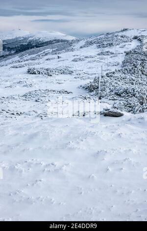 Verschneite Landschaft in der Niederen Tatra, Slowakische republik. Natürliche Winterszene. Wanderthema. Stockfoto