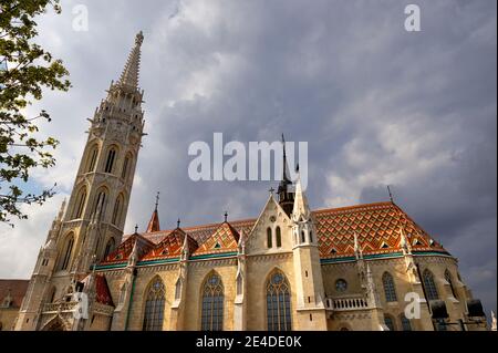 Fragmentäre Ansicht der Kathedrale St. Mathias im Schloss Buda. Budapest, Ungarn Stockfoto