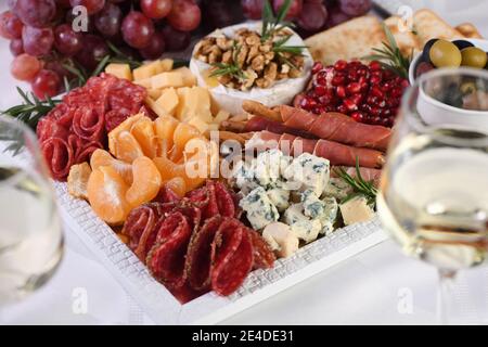 Delikatesse sortiert Vorspeise Platte mit Salami und Käse, Grissini in Parmaschinken, Oliven und Zitrusfrüchten eingewickelt. Ein original Antipasto serviert für ein Stockfoto