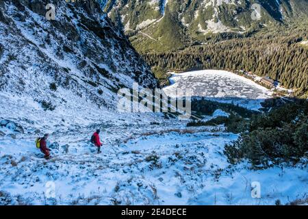 Poprad tarn mit Hütte vom Ostrva Gipfel, hohe Tatra, Slowakische republik. Wanderthema. Reiseziel. Stockfoto