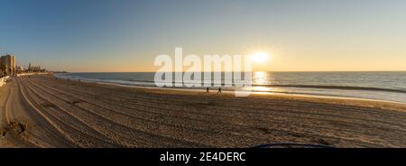 Ein Panoramablick auf die Playa de Regla in Chipiona In Andalusien Stockfoto