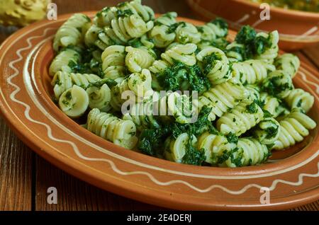 Fusilli col Pesto alla Genovese - klassische ligurische Gericht, mit Basilikum Pesto sanft Beschichtung al dente Pasta Stockfoto