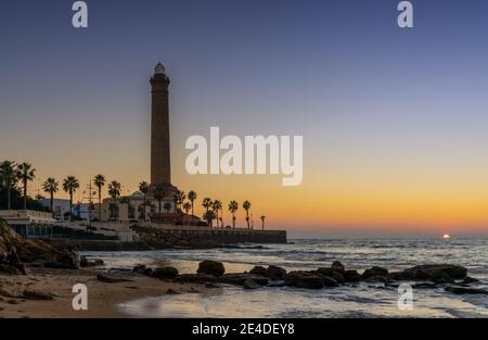 Eine horizontale Ansicht des Leuchtturms Chipiona in Andalusien Sonnenuntergang Stockfoto