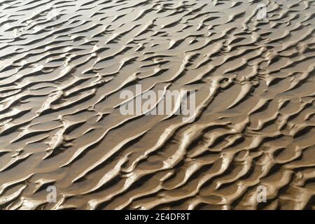 Nahaufnahme der Sandstrukturen bei Ebbe Am Strand Stockfoto