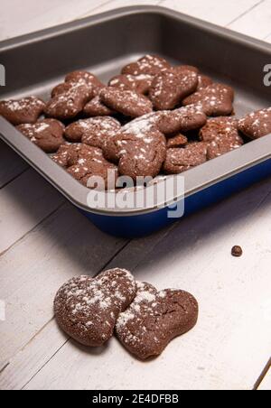 Frisch gebackene Plätzchen für einen süßeren und schönen Valentinstag. Kochen herzförmige Schokolade Süßigkeiten für Ihre Liebe. Stockfoto