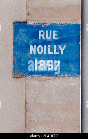 Schild zur Rue Noilly in Marseillan, dem Zuhause von Noilly Prat. Stockfoto