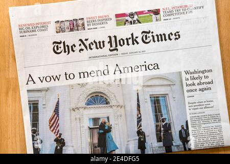 Titelseite der internationalen Ausgabe der New York Times nach der Wahl/Amtseinführung von Joe Biden zum 46. Präsidenten der Vereinigten Staaten. Stockfoto