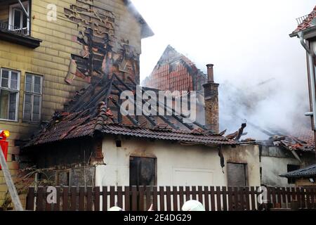 23. Januar 2021, Niedersachsen, Hann. Münden: Feuerwehrleute zünden in der historischen Altstadt Feuer. Mehrere Häuser wurden in der dicht bebauten Innenstadt angezündet, sagte ein Polizeisprecher. Foto: Stefan Rampfel/dpa - ACHTUNG: Nummernschild ist aus rechtlichen Gründen verpixelt Stockfoto