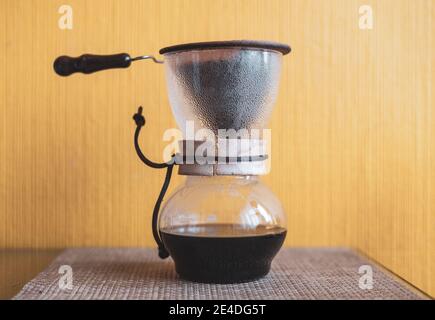 Brühen von Kaffee in einer transparenten Flasche, Filterkaffee Stockfoto