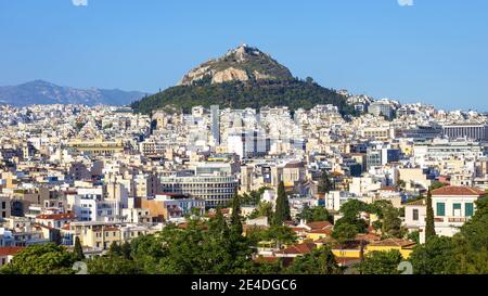 Panorama von Athen und Lycabettus Berg, Blick von Akropolis Hang, Griechenland. Skyline und Stadtbild von Athen im Sommer erheben sich felsige und bewaldete Hügel Stockfoto