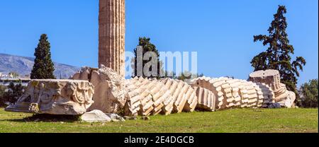 Griechischer olympischer Zeus Tempel, Panorama der antiken Ruinen in Athen, Griechenland. Es ist eines der Top-Wahrzeichen des alten Athen. Panoramablick auf die gefallene Säule Stockfoto