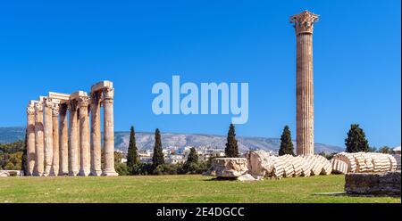 Zeus Tempel, antike griechische Ruinen in Athen, Griechenland. Es ist eines der Top-Wahrzeichen des alten Athen. Panoramablick auf große klassische Säulen des berühmten buil Stockfoto