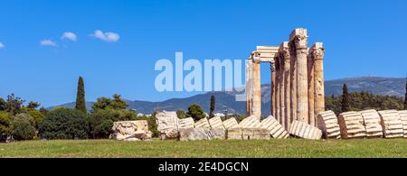 Griechischer Zeus-Tempel, Landschaft mit antiken Ruinen in Athen, Griechenland. Es ist eines der Top-Wahrzeichen des alten Athen. Panorama der gefallenen Säule von fam Stockfoto