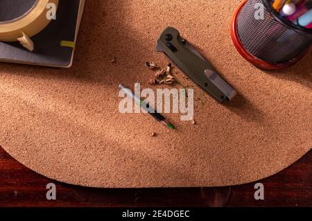 Die Rückseite des Messers mit einem Clip. Das Messer befindet sich in der gefalteten Position. Taschenmesser auf dem Tisch. Oben. Stockfoto