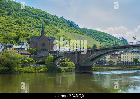 Cochem. St. Remaklus Kirche und Skagerrak Brücke. Es ist eine kleine malerische Stadt an der Mosel in Rheinland-Pfalz, Deutschland Stockfoto