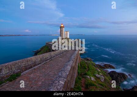 Leuchtturm Phare du Petit Minou bei Sonnenuntergang, Bretagne, Frankreich Stockfoto