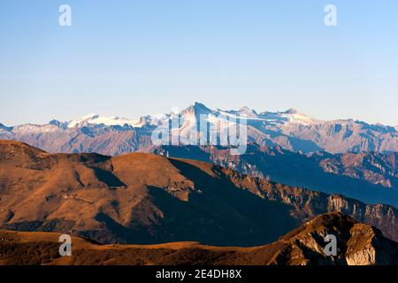 Italienische alpen in Venetien und Trentino. Monte Baldo (Baldo-Berg) und im Hintergrund die Adamello-Gruppe von der Lessinia-Hochebene aus gesehen. Stockfoto