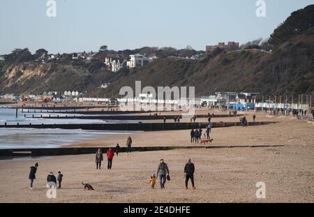 Menschen, die am Strand von Bournemouth in Dorset spazieren. Bilddatum: Samstag, 23. Januar 2021. Stockfoto