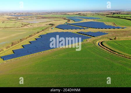 Luftaufnahme eines Solarpaneelbauernhofs in der wunderschönen Landschaft Südenglands. Stockfoto