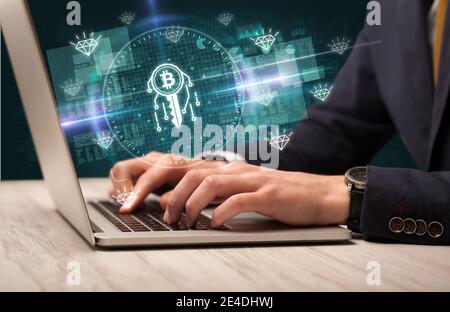 Business Hand arbeiten an der Börse mit Blockchain-Icons kommen Aus dem Laptop-Bildschirm Stockfoto