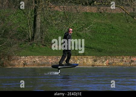 Mann auf einem persönlichen Tragflächenboot (Lift eFoil), Sadlers Ride, Hurst Park, East Molesey, Surrey, England, Großbritannien, Großbritannien, Großbritannien, Großbritannien, Europa Stockfoto