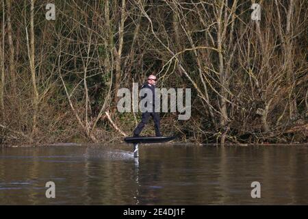 Mann auf einem persönlichen Tragflächenboot (Lift eFoil), Sadlers Ride, Hurst Park, East Molesey, Surrey, England, Großbritannien, Großbritannien, Großbritannien, Großbritannien, Europa Stockfoto