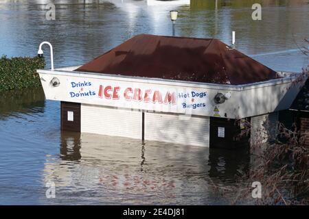 Stourport-on-Severn, Worcestershire, Großbritannien. Januar 2021. Ein Eiscafé mit Schnellimbiss liegt in Stourport-on-Severn, Worcestershire, heute, da der Fluss Severn seine Ufer sprengt, unter mehreren Füßen Hochwasser. Der Flussspiegel steigt immer noch und wird voraussichtlich später am heutigen Tag seinen Höhepunkt erreichen. Kredit: Peter Lopeman/Alamy Live Nachrichten Stockfoto