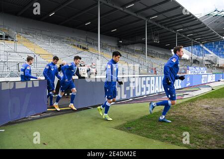 Auf dem Weg zum Aufwärmen: Von rechts Robin Bormuth (KSC), Kyoung-rok Choi (KSC), Marvin Wanitzek (KSC), Benjamin Goller (KSC), Marco Thiede (KSC). GES / Fußball / 2. Bundesliga: Karlsruher SC - FC Heidenheim, 23.01.2021 Fußball: 2. Liga: Karlsruher Sport-Club vs FC Heidenheim, Karlsruhe, 23. Januar 2021 Stockfoto